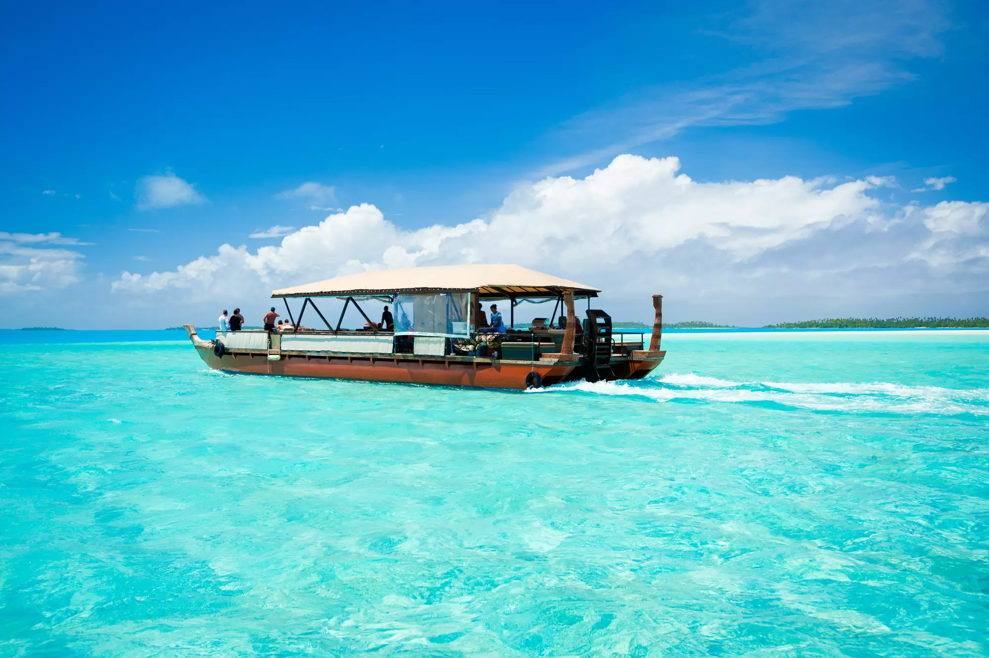 Aitutaki Day Tour vaka on lagoon