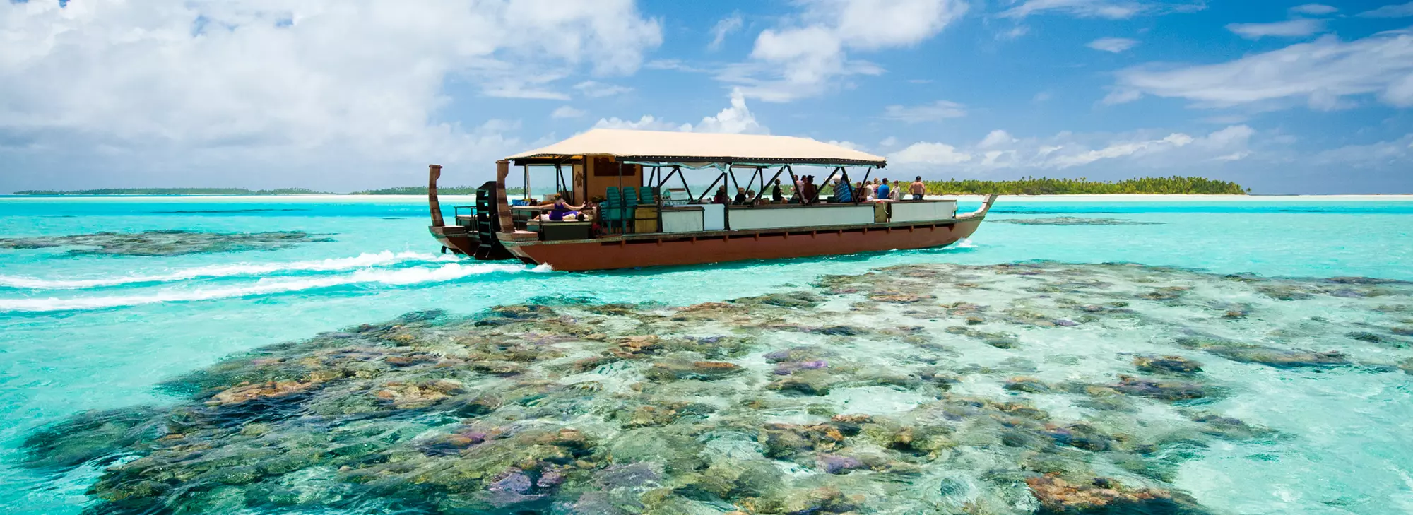 Aitutaki Day Tour vaka on lagoon 2